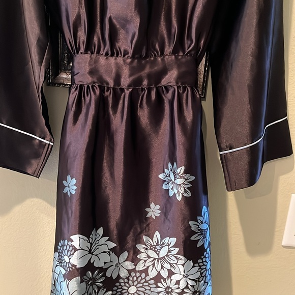 Robe, Gorgeous used polyester robe size medium brown/blue - Picture 7 of 8